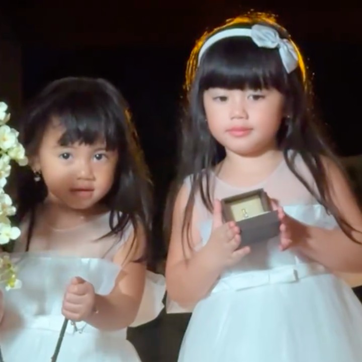 <p>Di acara pembaruan janji nikah ini, Felicya dan Hito Caesar saling bertukar cincin. Berbeda saat pertama menikah, kali ini cincin dibawakan oleh putri pertama mereka Graziella Bible Emmanuela. Sementara putri kedua mereka, Zefanya Graneth Emmanuela, tampak membawa bunga. Kedua putri Felicya dan Hito Caesar tampil cantik mengenakan gaun serba putih. (Foto: Instagram @felicyangelista_)</p>