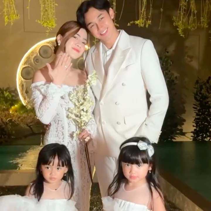 <p>Pembaruan janji nikah ini dimaknai Felicya dan Hito Caesar sebagai momen untuk beryukur karena bisa melewati lima tahun pernikahan bersama dan kini sudah menyandang status sebagai orang tua. "Di ulang tahun pernikahan Felito yang ke 5 tahun ini juga bersyukur banget karena kita bisa <em>renewal vow</em> bukan lagi hanya sebagai sepasang kekasih, tapi sudah sebagai Papa &amp; Mama dari dua malaikat kecil yang udah Tuhan Yesus kasih di keluarga kecil kami, terimakasih Tuhan Yesus," tulis keduanya di Instagram. (Foto: Instagram @felicyangelista_)</p>