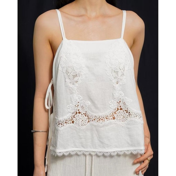 Get The Look inspirasi outfit ke pantai ala Marsha Aruan