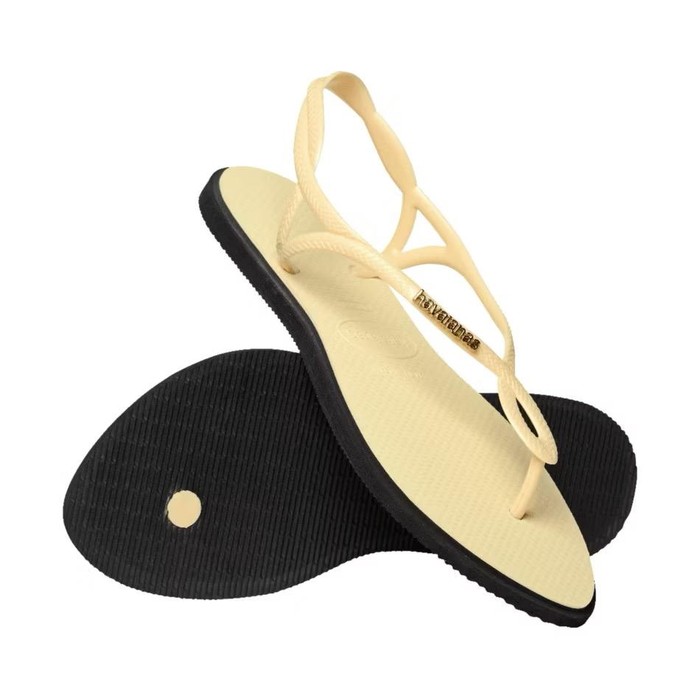 Get The Look inspirasi outfit ke pantai ala Marsha Aruan