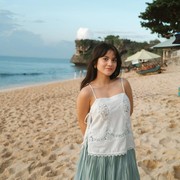 Get The Look: Inspirasi Outfit ke Pantai yang Simple nan Cantik ala Marsha Aruan