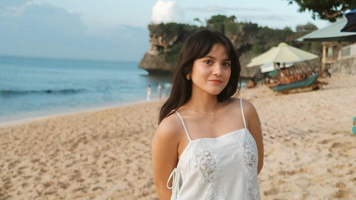 Get The Look: Inspirasi Outfit ke Pantai yang Simple nan Cantik ala Marsha Aruan