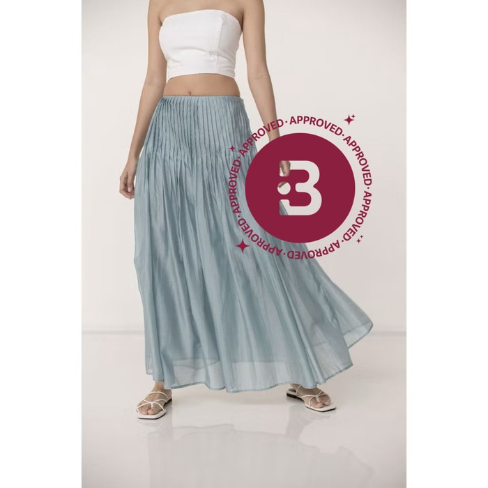 Get The Look inspirasi outfit ke pantai ala Marsha Aruan