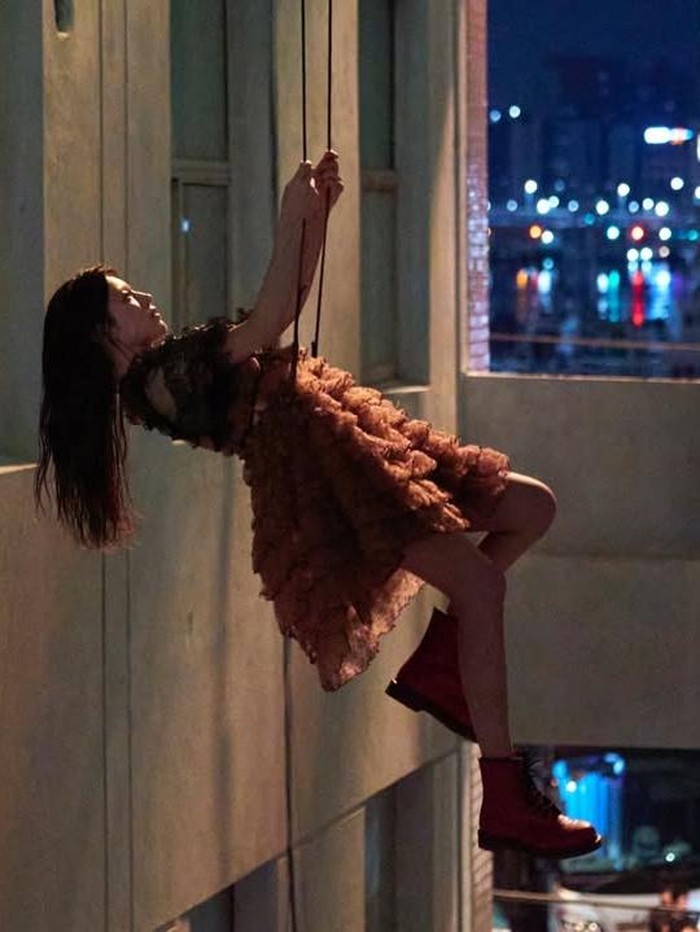 Nantinya, Cha Mu Hee akan terlibat dengan dua pria, yakni aktor Jepang Hiro Kurosawa (Sota Fukushi) dan penerjemah Joo Ho Jin (Kim Seon Ho)./ Foto: instagram.com/netflixid