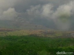 Gunung Semeru Erupsi Muntahkan Awan Panas Guguran Sejauh 4 Km