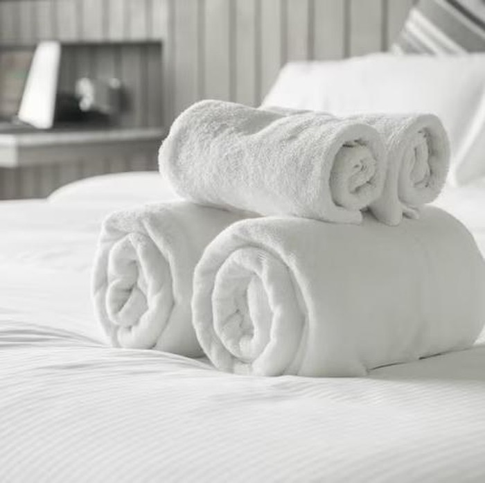 Barang di hotel seperti handuk termasuk barang yang tidak boleh dibawa karena merupakan inventaris. Barang yang ada di hotel ini selalu dihitung ulang setelah tamu check-out.