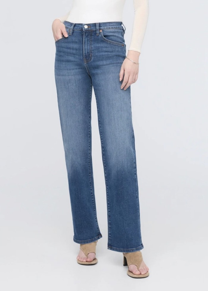 Celana high-rise jeans atau high-waist jeans memiliki ciri khas yaitu bagian pinggangnya tetap di bagian pinggang dan sejajar dengan pusar / Foto: shopduer.com