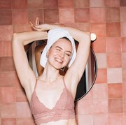 3 Alasan Nyanyi di Kamar Mandi Terdengar Merdu