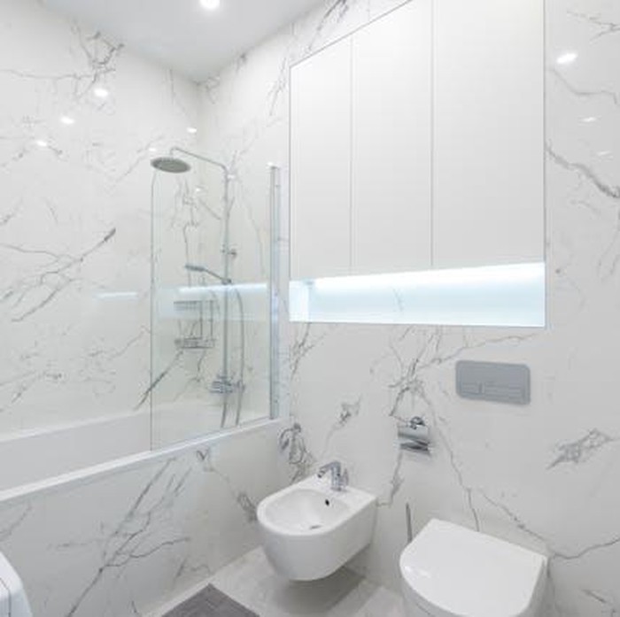 Kamar mandi yang kecil dengan permukaan keras seperti keramik dan kaca menciptakan efek reverb yang membuat suara lebih merdu.