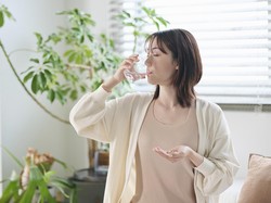 8 Merek Vitamin untuk Wanita 40 Tahun ke Atas, untuk Kulit hingga Menopause
