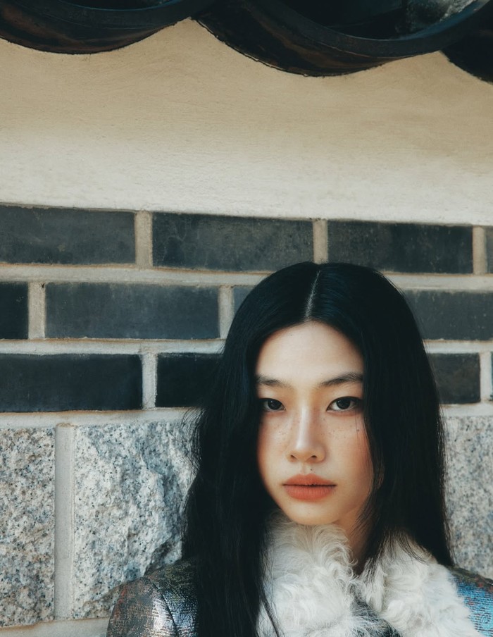 Jung Ho Yeon benar-benar cocok mewakili kecantikan oriental sempurna melalui parasnya yang memiliki fitur-fitur tajam namun masih menyimpan aura lembut alami melalui rambut hitam tergerai hingga riasan natural./ Foto: instagram.com/hoooooyeoni