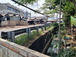 Selokan di Pasar Cimanggis Juga Jadi Tempat Buang Sampah, Muncul Bau Busuk