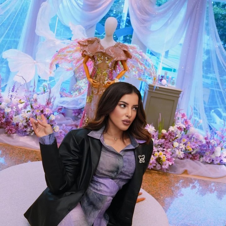 <p>Dalam unggahan terbarunya, Tasya memperlihatkan beberapa sudut kantornya yang bernuansa <em>fairy</em> dan <em>dreamy</em>, sesuai dengan identitas <em>brand</em> Mother of Pearl (MOP). Di salah satu potret, tampak ada manekin mengenakan <em>dress</em> cantik yang dikelilingi dengan bunga berwarna ungu muda. (Foto: Instagram @tasyafarasya)</p>