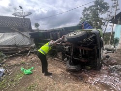 Mencekam! Truk Meluncur Mundur hingga Terguling Depan Rumah di Ketep Magelang