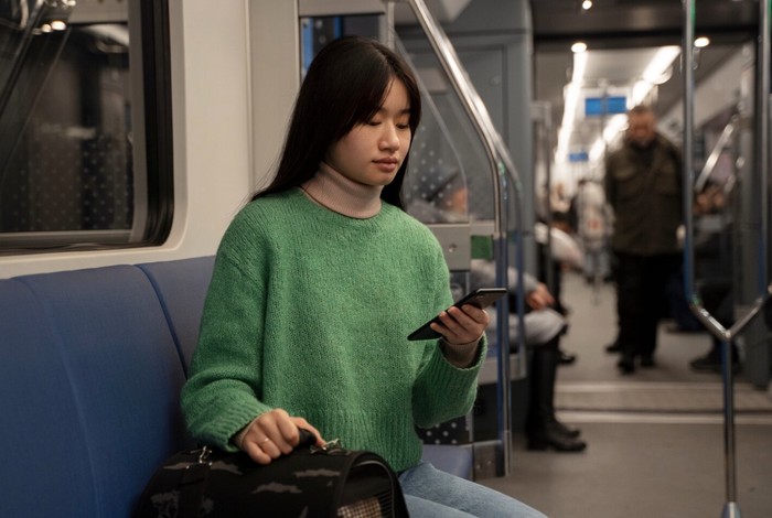 Jika kamu sering menggunakan transportasi umum atau jalan kaki, lebih baik menggunakan tas laptop jenis ransel atau laptop sleeve yang bisa dimasukkan ke tas ransel./ Foto: Freepik.com