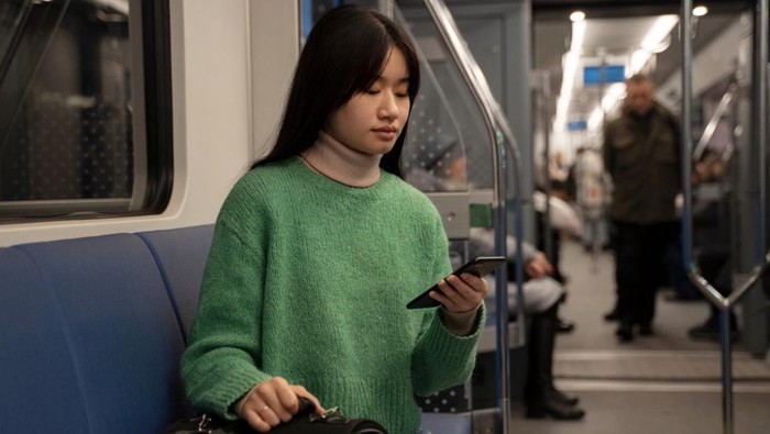 Jika kamu sering menggunakan transportasi umum atau jalan kaki, lebih baik menggunakan tas laptop jenis ransel atau laptop sleeve yang bisa dimasukkan ke tas ransel./ Foto: Freepik.com