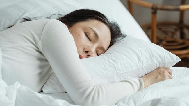 Usia bertambah rupanya banyak yang berubah termasuk kebiasaan tidur. Sebagian orang mengeluh semakin susah tidur. Kenapa bisa demikian?