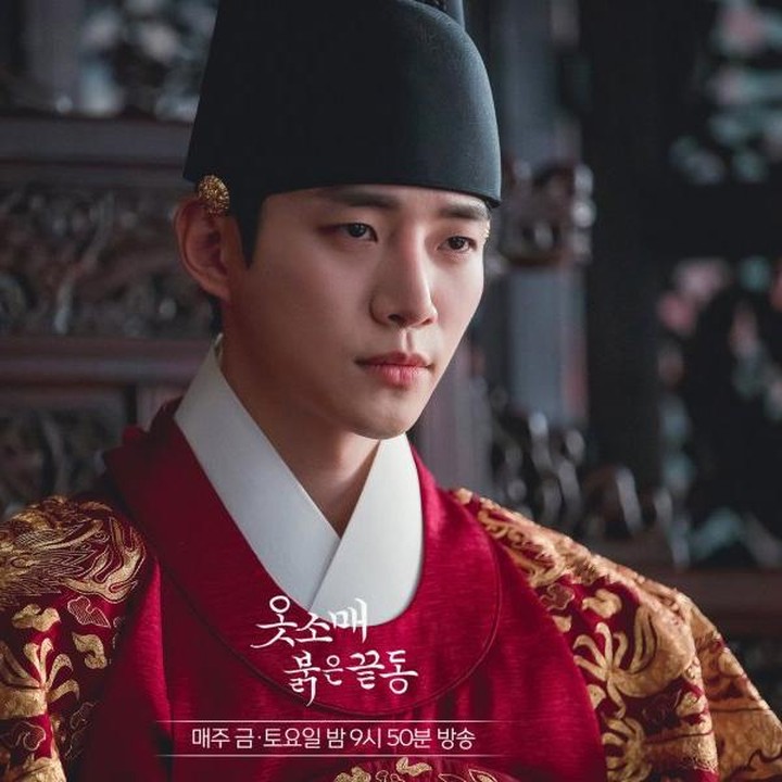 <p>Kemampuan aktingnya tak perlu diragukan lagi, Bunda. Lee Junho kerap dipercaya memerankan beragam karakter, salah satunya sebagai Yi San atau Raja Jeongjo dalam drama <em>The Red Sleeve.</em> Ia dikenal sebagai sosok pemimpin yang cerdas, tegas, dan bertanggung jawab. Aktingnya sebagai raja ternyata membuat sang aktor kembali memenangkan perhargaan, kali ini ia mendapatkan&nbsp;<em>Top Excellent Awards, Actor in a Miniseries</em> di MBC Drama Awards pada 2021.&nbsp;(Foto: MBC)</p>