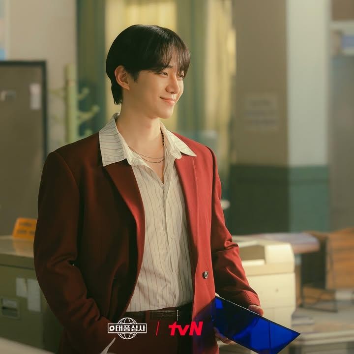 <p>Setelah sukses memukau di drama Korea&nbsp;<em>King the Land, </em>Lee Junho tampil kembali di layar kaca lewat drama, <em>Typhoon Family.</em> Dalam serial ini, ia memerankan Kang Tae Poong, seorang pemuda berjiwa bebas dan berani yang secara tak terduga harus mengambil alih posisi CEO perusahaan ayahnya yang sedang sekarat, sekaligus menghadapi pahitnya kenyataan hidup demi menyelamatkan bisnis keluarga tersebut. (Foto: Instagram @tvn_drama)</p>