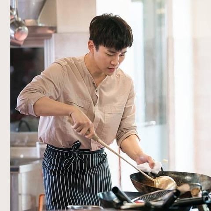 <p>Lee Junho mengawali kariernya di industri hiburan Korea Selatan dengan debut bersama 2PM pada 2008. Ia kemudian melebarkan sayap ke dunia akting pada 2010-an. Salah satu perannya yang menarik perhatian adalah&nbsp;menjadi&nbsp;koki berbakat Seo Poong dalam drama Korea&nbsp;<em>Wok of Love. </em>Dari drama ini, ia berhasil meraih penghargaan sebagai <em>Artist of the Year&nbsp;</em>dan&nbsp;<em>Best Emoive</em> di Asia Artist Awards pada 2018.&nbsp;(Foto: Instagram @_le2jh____)</p>