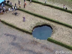 Warga Ambil Air di Lubang Raksasa Limapuluh Kota, Percaya Bisa Jadi Obat