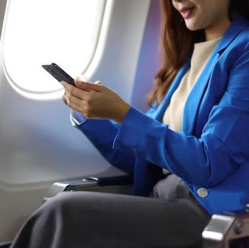 Main HP di Pesawat, Bolehkah? Simak Aturannya