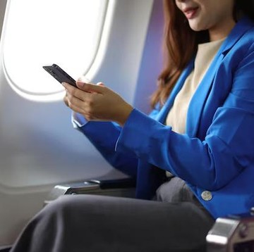 Main HP di Pesawat, Bolehkah? Simak Aturannya