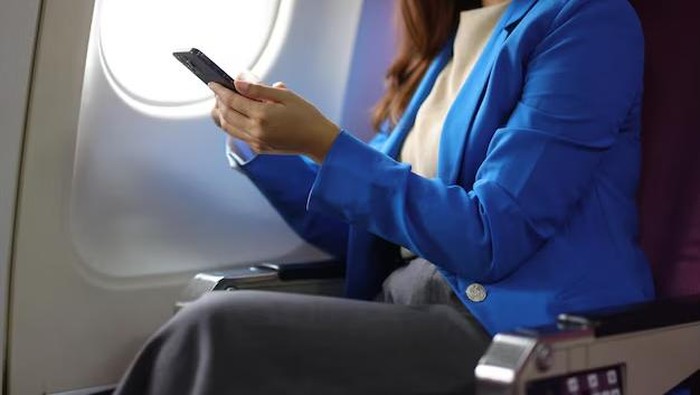 Main HP di Pesawat, Bolehkah? Simak Aturannya