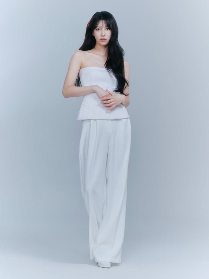 Menuju langkah awal untuk karier Lee Mijoo di masa mendatang, AOMG membagikan deretan foto profil terbaru artisnya dengan beragam pesona yang berbeda pada Selasa, (6/1/2026) lalu./ Foto: instagram.com/aomgofficial