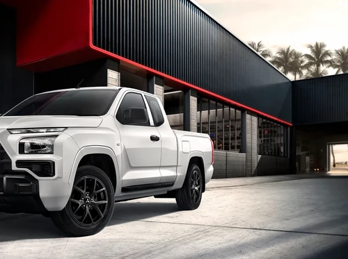 Mitsubishi Triton Street.