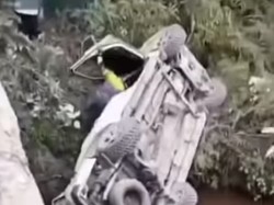 Video: Mobil Rombongan Gubernur Kaltim Masuk Parit di Kutai Kartanegara