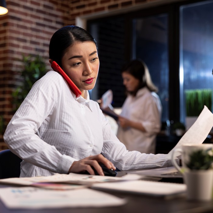 Multitasking merupakan kebiasaan buruk yang harus ditinggalkan di tahun 2026. Memaksakan fungsi otak untuk beralih cepat dapat menyebabkan stres, mengurangi konsentrasi, hingga menurunkan kreativitas dan kualitas pekerjaan.