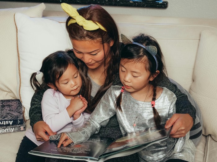 Cara mengurangi screen time anak. Mulai dari memberikan contoh hingga mengajak anak bermain ke luar rumah.