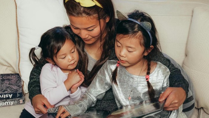 Cara mengurangi screen time anak. Mulai dari memberikan contoh hingga mengajak anak bermain ke luar rumah.