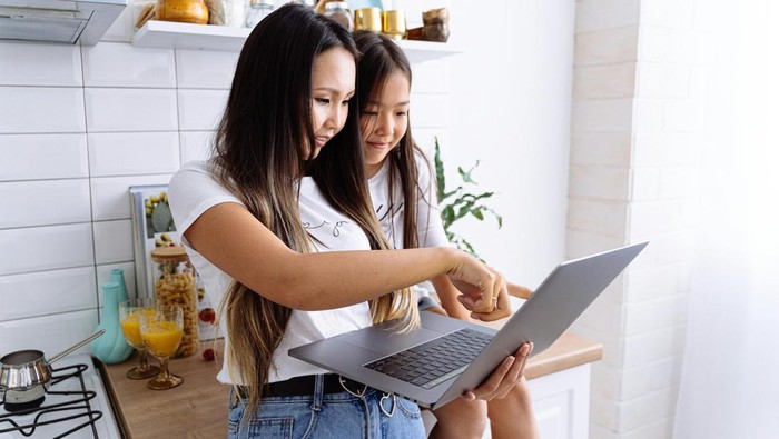 Jumlah screen time yang dianjurkan pada anak berbeda tergantung dari usianya. Penggunaan perangkat digital bisa disesuaikan oleh orang tua.