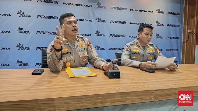 Polda Metro Jaya memproses laporan terhadap Pandji Pragiwaksono terkait dugaan penghasutan. Pelapor mengaku dari Angkatan Muda NU dan Aliansi Muda Muhammadiyah.