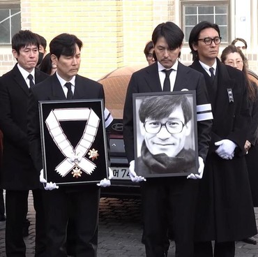 Deretan Aktor Korea yang Hadiri Pemakaman Ahn Sung Ki