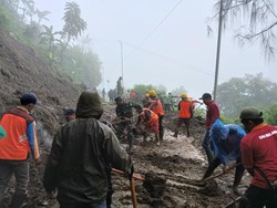 Jalur Wisata Bromo Tertutup Longsor, Material Mulai Dibersihkan