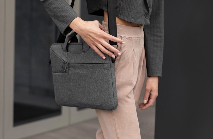 Pilih tas laptop yang ukurannya sesuai dengan laptopmu. Jangan terlalu kecil atau terlalu besar karena tidak akan melindungi laptop dengan baik./ Foto: Freepik.com