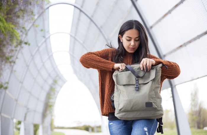 Pilih Tas Laptop yang Waterproof atau Water-resistant Agar Laptop Tidak Mudah Rusak Karena Air/ Foto: Freepik.com/katemangostar