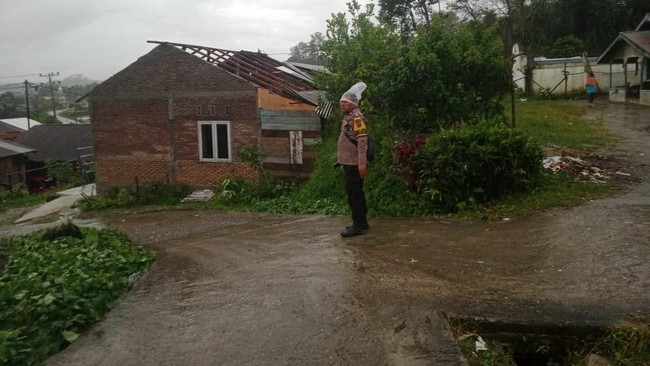 Puluhan rumah di Kecamatan Sipoholon dan Kecamatan Tarutung, Kabupaten Tapanuli Utara (Taput), rusak akibat angin puting beliung.