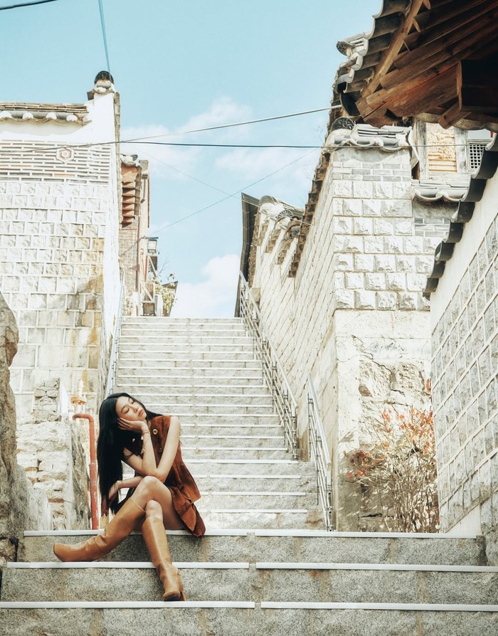 Rumah-rumah tradisional Korea tak lepas dari sorotan untuk menjadi tempat Jung Ho Yeon berpose. Menikmati keluhuran budaya yang terjaga di rumah hanok, sang aktris berpose seolah sedang melamun./ Foto: instagram.com/hoooooyeoni