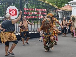 Tolak Kepala Daerah Dipilih DPRD, Seniman Jogja Aksi Teatrikal di Gedung Agung