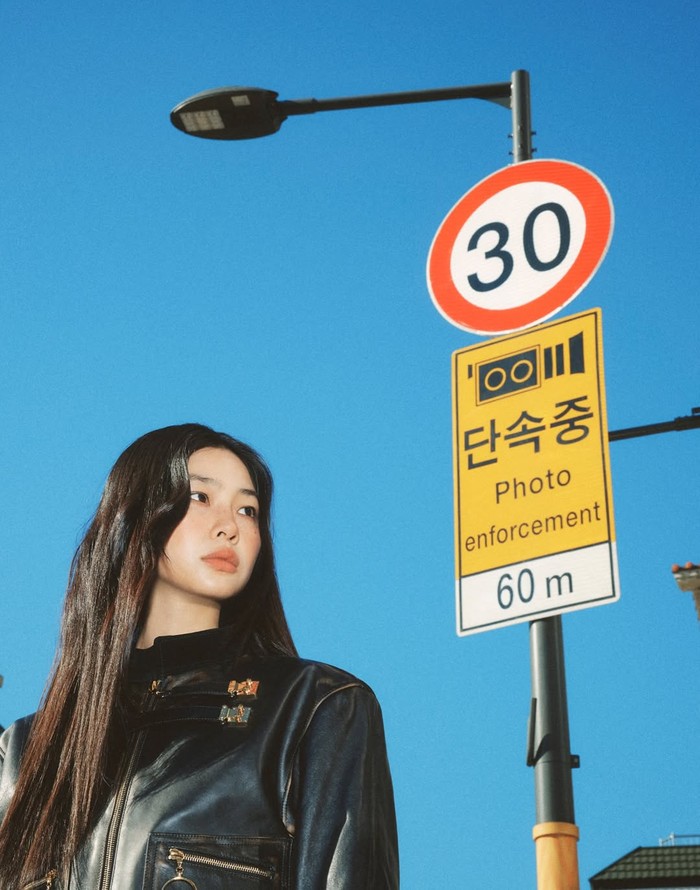 Selain memperkenalkan huruf hangeul melalui bangunan, aktris sekaligus model kelahiran 1994 tersebut juga memamerkan aksara melalui rambu-rambu lalu lintas beserta terjemahan Inggris yang memperkuat konsep multikultural./ Foto: instagram.com/hoooooyeoni