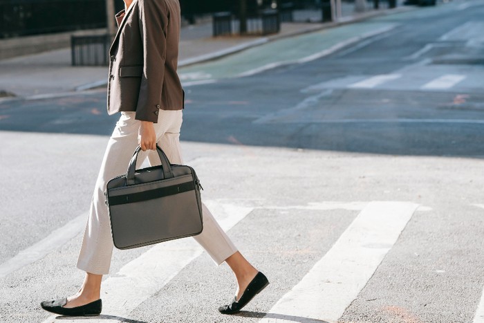 Pilih tas laptop yang beratnya bisa kamu toleransi dan sesuai dengan aktivitasmu sehari-hari, jangan sampai memberatkanmu yang akhirnya justru tidak bisa kamu gunakan./ Foto: Pexels.com/Ono Kosuki