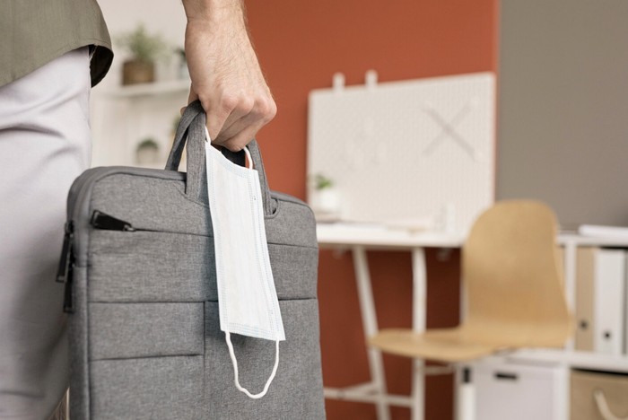 Pastikan tas laptop mampu mengakomodir kebutuhanmu. Jika kamu sering bawa laptop bersama charger, mouse, dan alat tulis, pastikan kamu memilih tas laptop yang punya banyak kantong atau kompartemen./ Foto: Freepik.com