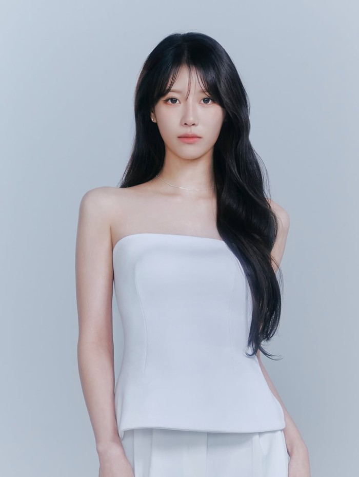 Setelah resmi hengkang dari agensi Antenna, Lee Mijoo memutuskan untuk melanjutkan karier barunya dengan bergabung ke AOMG pada November 2025./ Foto: instagram.com/aomgofficial