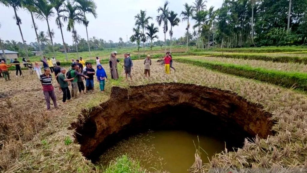 Kemunculannya Bikin Geger Warga Sumbar, Apa Itu Sinkhole?
