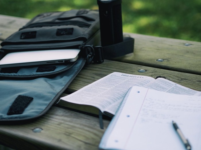 Pilih tas laptop yang punya bantalan busa yang cukup dan peredam benturan agar laptop tidak mudah rusak saat terhimpit. / Foto: Pixabay.com/Pexels