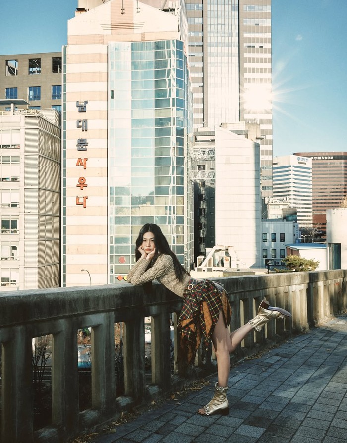 Terakhir, Jung Ho Yeon berhasil menyambut tahun 2026 dengan energi positif melalui pemotretan bersama Figaro Japon yang menunjukkan budaya Korea masih eksis di era modern yang mulai berbaur dengan ragam budaya lainnya./ Foto: instagram.com/hoooooyeoni